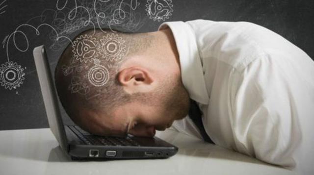 4)  Cerebro lento: El sueño prolongado crónico puede envejecer tu cerebro a una mayor velocidad, lo cual generaría dificultades en el desarrollo óptimo de las actividades diarias, según una investigación publicada en el Diario de la Sociedad Geriátrica de