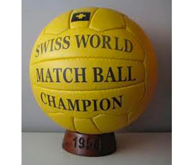FOTO 5 | 5. Swiss World Champion (Suiza 1954) Balón con gajos externos en forma de T. (Foto: LEOGUZ - WIKIMEDIA COMMONS)