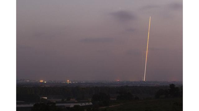 Un proyectil cae sobre la ciudad de Gaza. (Foto: Reuters)