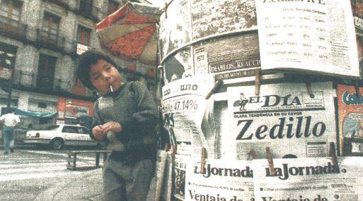 Un niño mira los periódicos que anuncian el virtual triunfo de Ernesto Zedillo, del PRI, en las elecciones mexicanas. (foto AFP)