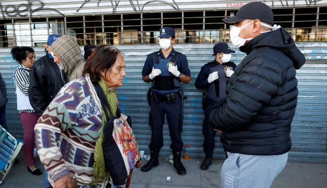 Los bancos están cerrados al público desde el 20 de marzo cuando el presidente Alberto Fernández declaró el aislamiento social obligatorio en forma preventiva para moderar la curva exponencial de contagios del COVID-19. (REUTERS/Agustin Marcarian).