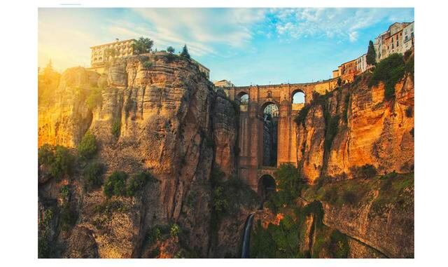FOTO 20 | Ronda, España. Este emblemático pueblo blanco de Andalucía, así llamado por sus casas blancas, es una visita obligada para turistas. El lugar está dividido en dos por el espectacular cañón del río Tajo, con casas centenarias que oscilan sobre la