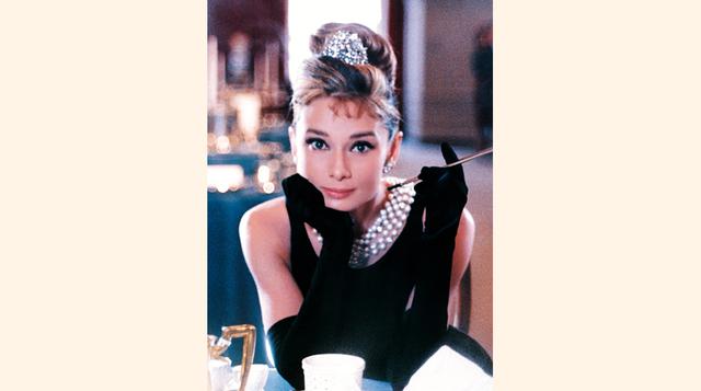 Audrey Hepburn usó un inmenso collar de perlas en la película Desayuno en Tiffany’s. (Foto: fashion.allwomenstalk)