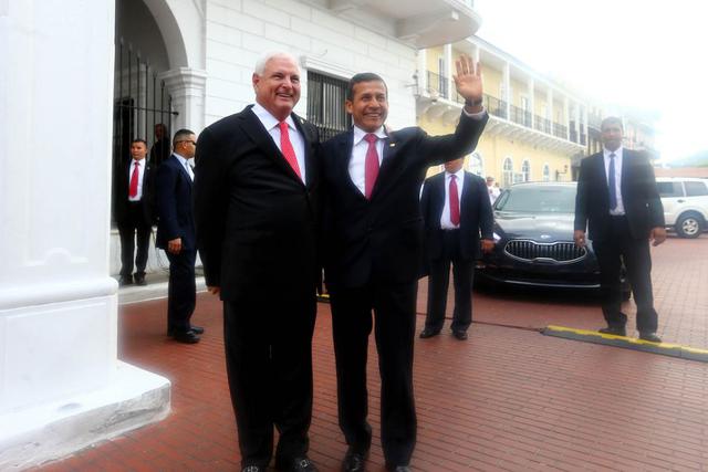 Humala saluda a la prensa que se dio cita a las afueras del Palacio de Las Garzas. (Foto: Presidencia)
