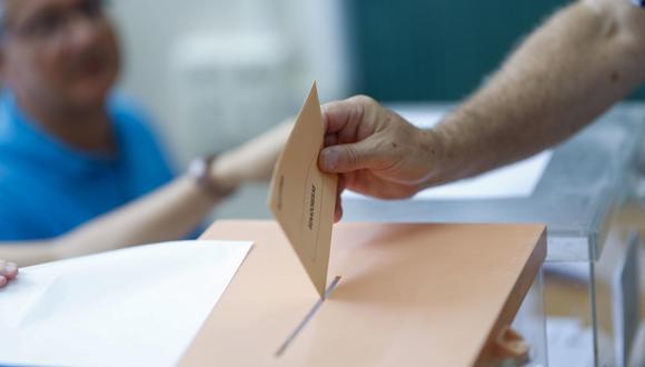 Un hombre ejerce su derecho al voto en el colegio Cristo Rey en Madrid, España, este domingo 23 de julio del 2023. (EFE/ Rodrigo Jiménez).