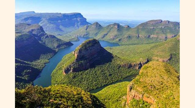 La reserva natural del Cañón del Río Blyde está ubicada en Mpumalanga, donde existe una gran diversidad de flora y fauna. Se pueden encontrar cocodrilos, hipopótamos, aves acuáticas y nutrias. También se ofrecen actividades como rutas de senderismo, natac