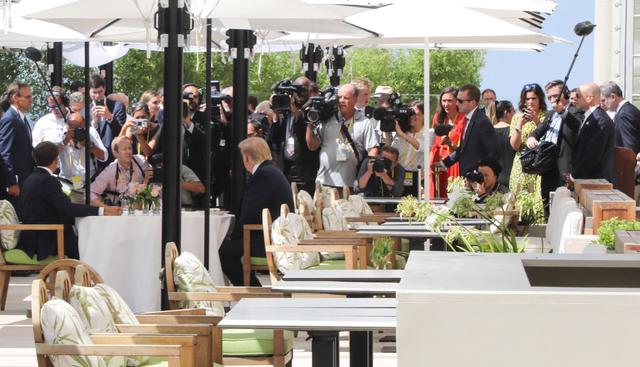 Trump se mostró satisfecho del ambiente encontrado hasta ese momento en Francia. (Foto: EFE)