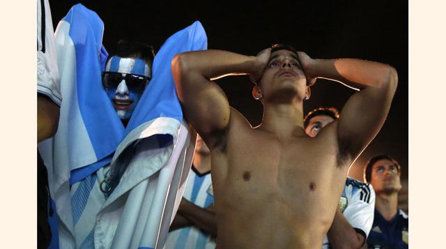 Aficionados argentinos reaccionan cuando ven la derrota de Argentina ante Alemania. (Foto: Reuters)