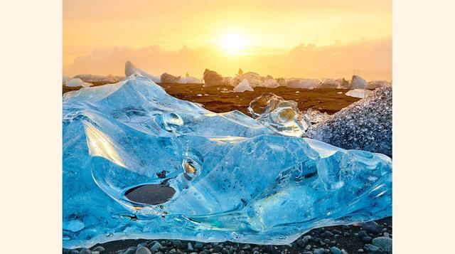 Islandia. La tierra de Hielo y Fuego tiene una atmósfera mística que transpira paz y magnificencia, sobre todo en verano. Durante estos meses la luz es blanca y casi perpetua llegando a durar las 24 horas del día, pero aunque parezca imposible, también ha