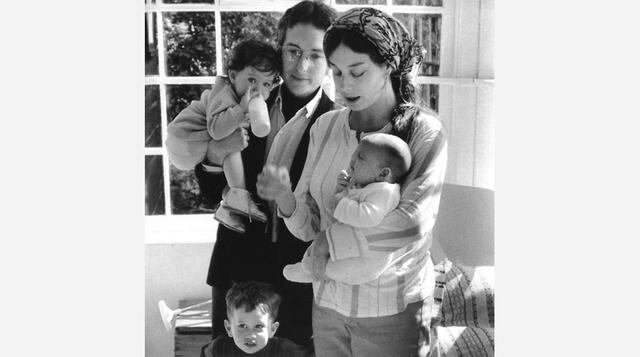 7. Shirley Marin adoptó el nombre de Sara Dylan y habría sido el gran amor de Bob Dylan, y el motivo de varias canciones de amor y desamor. Se casaron en 1965 y tuvieron cuatro hijos: Jesse (1966), Anna Lea (1967), Samuel Isaac Abraham (1968) y Jakob (196