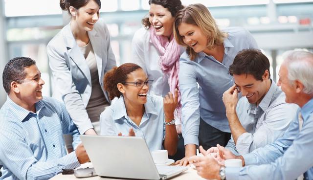 FOTO 10 | 10. Construye habilidades sociales

La habilidad para conectar e influir en otros es básica para el éxito, incluso para encontrar trabajos bien pagados y para construir relaciones significativas. Las habilidades sociales, incluyendo ser capaz de comunicarte claramente y de relacionarte con otros, son extremadamente valiosas en el campo laboral.

Los puestos competitivos y bien pagados, todos ponen las habilidades interpersonales al inicio de la lista… Es una de esas cosas que requiere que un humano se involucre y que no pueden ser automatizadas. Si tienes problemas con las habilidades interpersonales, hay formas de mejorar esas destrezas y de desarrollar tu inteligencia emocional. (Foto: iStock)