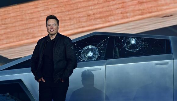 Elon Musk con las ventanas rotas del Tesla Cybertruck. (Foto: AFP)
