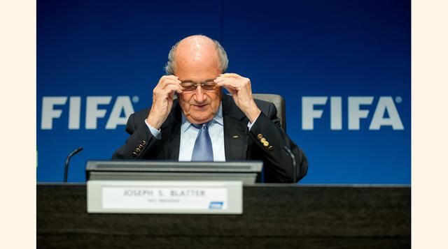 "(Joseph) Blatter fue el empleado de FIFA número 12", dice una semblanza del presidente en la revista interna de la organización. "Es un hecho que todavía lo irrita en vista de que el 12do hombre en un equipo de fútbol es un suplente",