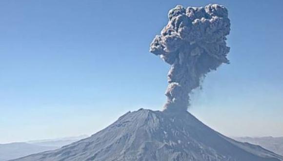 Volcán Ubinas registró este jueves 6 de julio una fuerte explosión y emisión de cenizas. (Foto: Ingemmet)