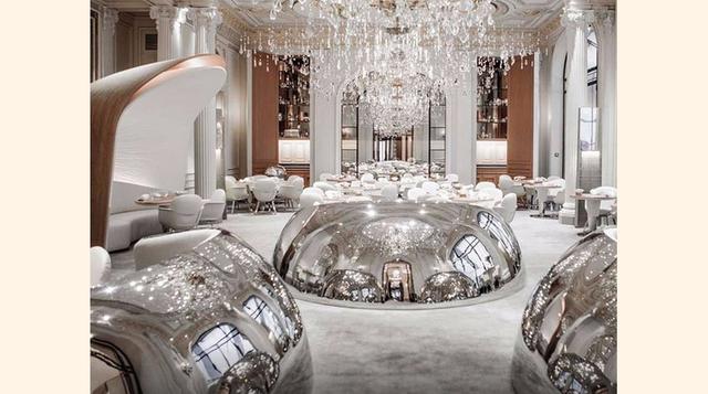 Alain Ducasse au Plaza Athenee (París, Francia). Empata en el precio del otro restaurante de Ducasse con un menú para dos personas en cinco tiempos por US$ 856.