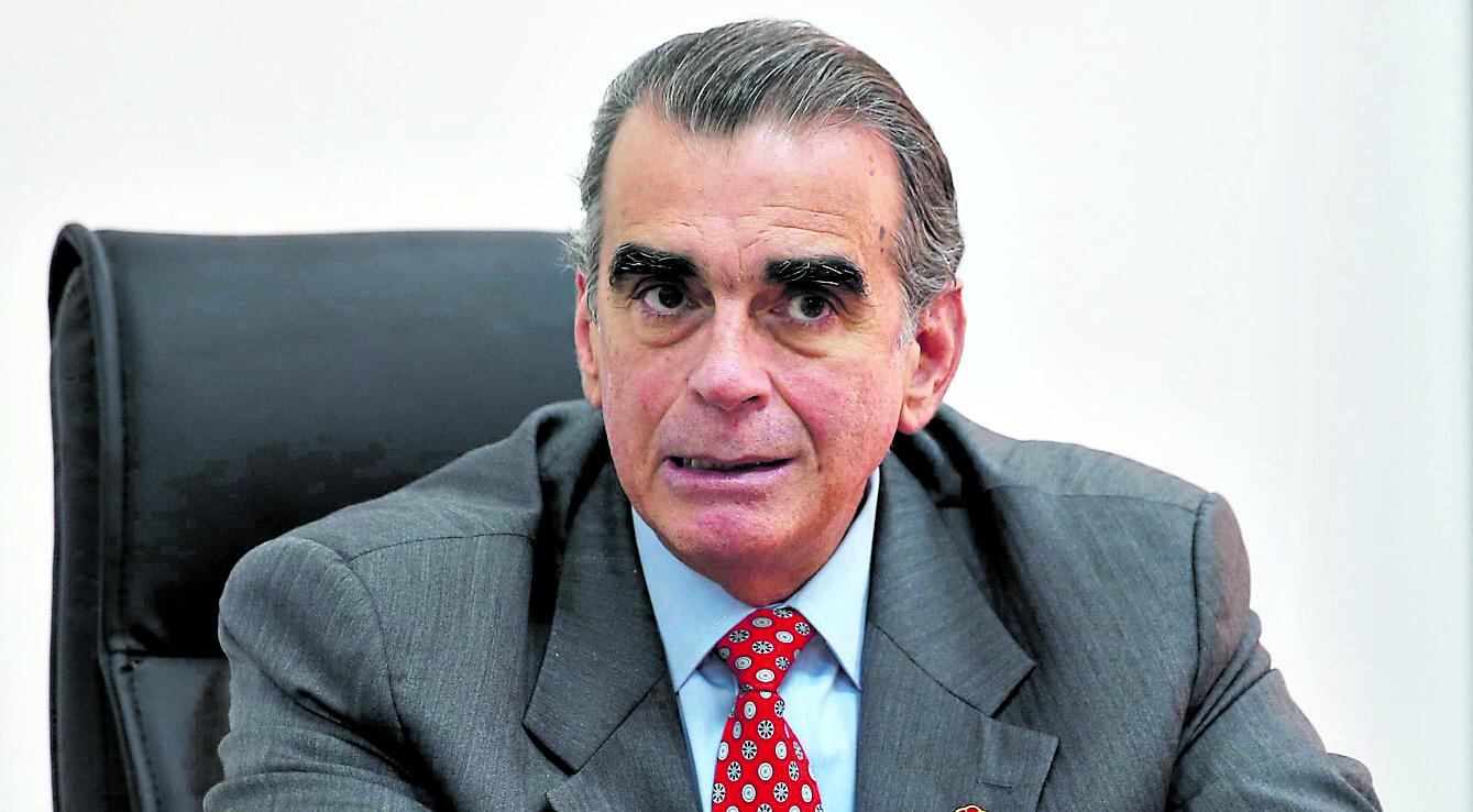 FOTOS EN LA ENTREVISTA A PEDRO OLAECHEA MINISTRO DE LA PRODUCCION.