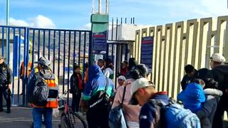 Pasajeros forman fila en aeropuerto de Cusco a la espera de reanudación de vuelos