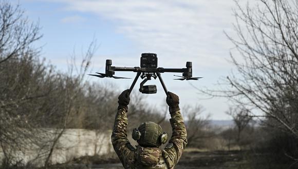 Un militar ucraniano vuela un dron para detectar posiciones rusas cerca de la ciudad de Bakhmut, en la región de Donbas, el 5 de marzo de 2023.
