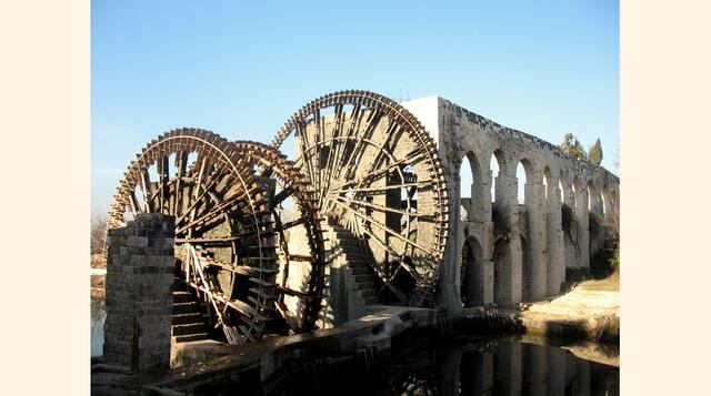 Norias de Hama, Siria. Enorme sistema hidráulico del siglo V d.C. que constaba de ruedas de madera de 20 metros de diámetro. Diecisiete de estas norias perduraban hasta la actualidad hasta que muchas de ellas fueron quemadas por combatientes en el 2014. (