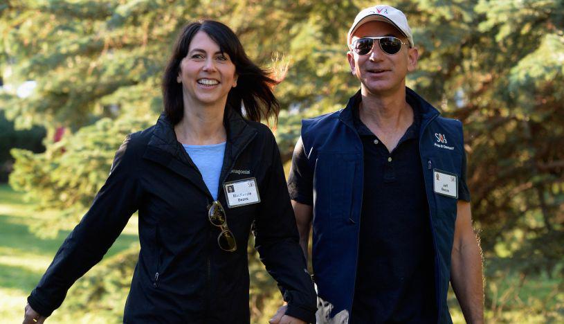 "Queremos informar a la gente de un acontecimiento en nuestras vidas", escribieron Bezos, de 54 años, y su esposa Mackenzie, de 48 años, en un tuit publicado en su cuenta personal.&nbsp;(AFP).