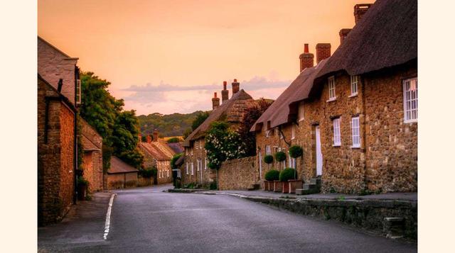Abbotsbury (Dorset). Este pueblecito de casas construidas con piedras locales que se remontan al siglo XIII se sitúa junto a la costa Jurásica británica. La iglesia de Santa Catalina, donde las mujeres rezaban en busca de un esposo, se levanta en la colin