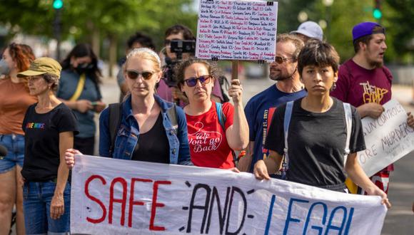 Manifestantes marchan frente a la Corte Suprema de Estados Unidos para pedir protección al derecho al aborto el 28 de mayo de 2022 en Washington DC.