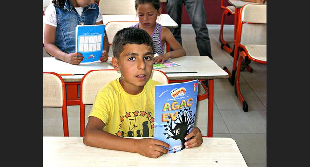 Mientras tanto en las escuelas, los niños aprenden el idioma turco entre otras asignaturas. Cada campo de refugiados tiene un costo de mantenimiento de 2 millones de liras turcas, unos US$ 567,000, al mes.