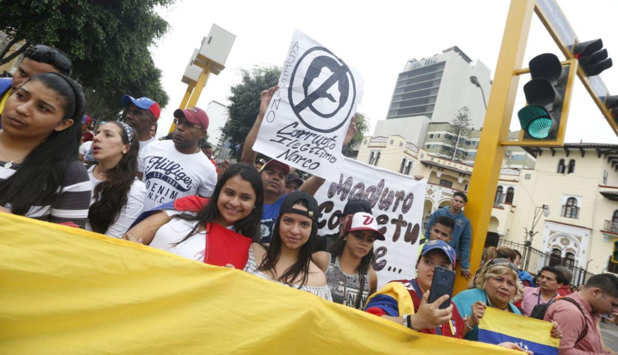 Los venezolanos llegaron con carteles y banderas para protestar contra Nicolás Maduro. (Mario Zapata/Grupo El Comercio)