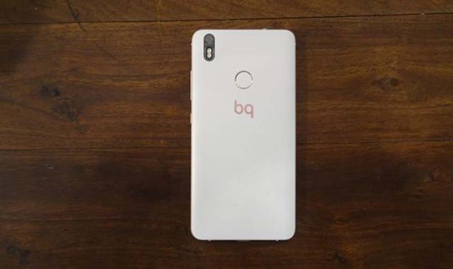 El BQ Aquaris X Pro incorpora una pantalla de 5,2" (Full HD), y en su interior encontramos un procesador Snapdragon 626, 4 GB de RAM, 64/128 GB de almacenamiento interno (ampliable mediante microSD), la última actualización de Android 7.1.1 Nougat y 