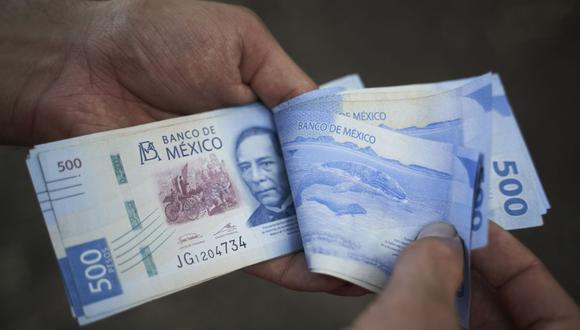 Mexican 500 peso banknotes arranged in Axtla de Terrazas, San Luis Potosi, Mexico, on Sunday, April 2, 2023. The Mexican peso is down 0.2% after inflation came in marginally below estimates, strengthening the view that the monetary tightening cycle may be over. Photographer: Mauricio Palos/Bloomberg