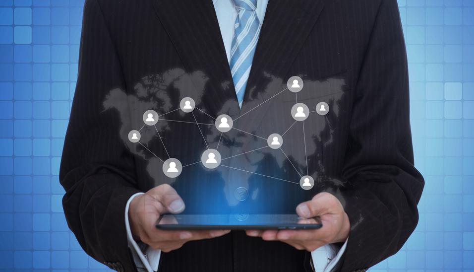 FOTO 2 | 2. COMUNICACIÓN CON LOS CLIENTES.- Antes de internet, las quejas y consultas eran atendidas física o telefónicamente. Hoy en día, los clientes pueden ponerse en contacto con la empresa desde diversos dispositivos (smartphone, Tablet, Smartwatch, laptop, etc.) de manera directa o pública a través de redes sociales o su web oficial. Ante este escenario, las marcas deben procurar atender las solicitudes de sus clientes desde todos los puntos de contacto.  (Foto: Freepik)