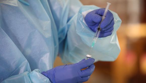 Menos de una semana después de que la Unión Europea aprobara una vacuna desarrollada por Pfizer Inc. y BioNTech SE, el sentido de urgencia ha aumentado en medio de las preocupaciones sobre una cepa de propagación más rápida.
