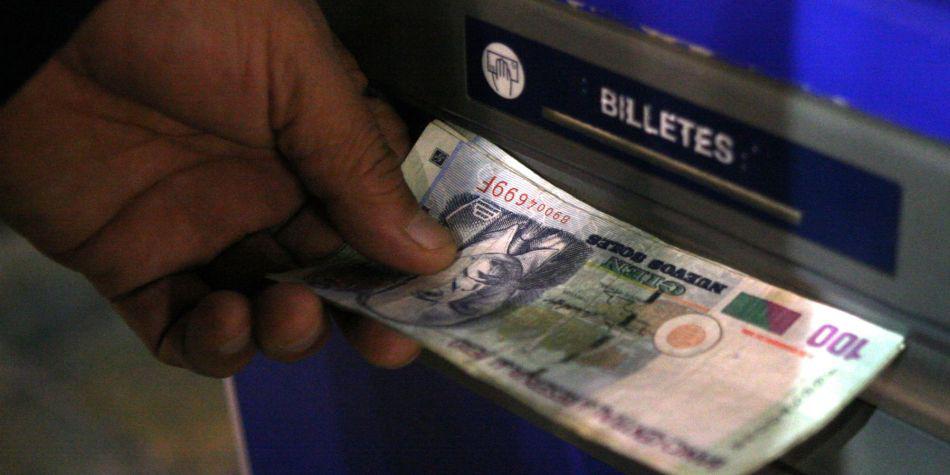 ¿El cajero automático le arrojo billetes falsos o menos dinero? Hallar una solución a tan mala experiencia sí es posible. (Foto: Andina)