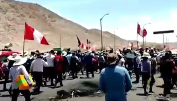 En Arequipa, el grupo de cientos de manifestantes que bloquean Panamericana Sur buscan llegar a Lima junto a otras delegaciones para participar de la Gran Marcha de los 4 suyos. (Captura: Canal N)