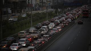 Tercera vacunatón: autos hacen fila de varias cuadras para acceder a las inmunizaciones en el Jockey Plaza 