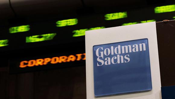 os precios de las acciones zumban en un teletipo cerca del stand de Goldman Sachs en el piso de la Bolsa de Valores de Nueva York el 16 de abril de 2010 en Nueva York, Nueva York.  (Foto de Chris Hondros/Getty Images)