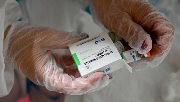 Un trabajador sanitario prepara una dosis de la vacuna Sinopharm de fabricación china en Belgrado (Serbia), el 25 de enero de 2021. (Andrej ISAKOVIC / AFP).