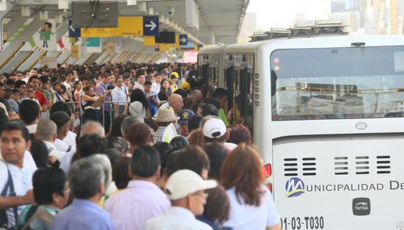 Los usuarios han expresado su rechazo al incremento de los pasajes en el Metropolitano, pues aseguran que se brinda un mal servicio. (Foto: El Comercio)