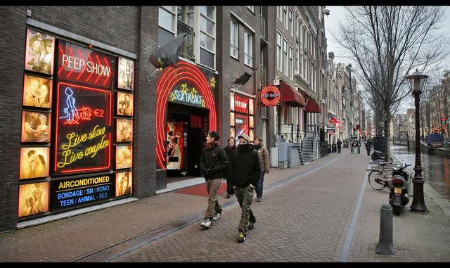 FOTO 19 | DISTRITO ROJO – PAÍSES BAJOS. El lugar es famoso por las mujeres expuestas en vitrinas. Allí, la prostitución es legal, siempre que los visitantes de las casas sean mayores de 18 años. (Foto: msn.com)
