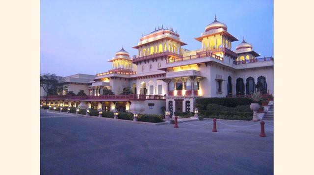 Taj Rambagh Palace, India. El palacio fue construido por el rey indio Sawai Madho Singh en 1887, pero alcanzó su máximo esplendor bajo el reinado de Sawai Man Singh II en 1931. La residencia real se extiende por unas 20 hectáreas y se convirtió en un hote