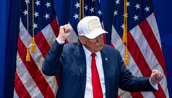 El expresidente estadounidense Donald Trump baila durante un evento de campaña en Simpson College en Indianola, Iowa, EE.UU., el domingo 14 de enero de 2024.