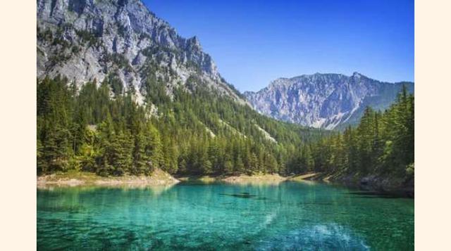 Grüner See, Austria. El lago verde solo existe durante un par de semanas al año: cuando el hielo que se forma en invierno se derrite y esta zona del parque natural se llena de agua, sumergiendo los árboles y los caminos. Poco después, el lago se vacía y c