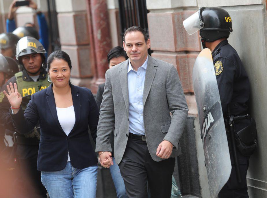 Keiko Fujimori, principal líder de la oposición en Perú, llega a la Sala Penal Nacional acompañada de su esposo Mark Vito. (Foto: EFE)