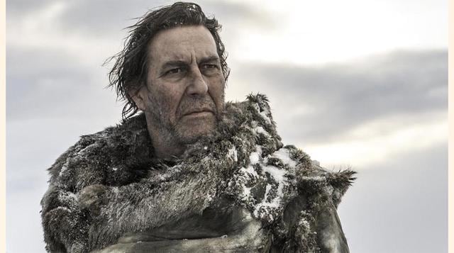Mance Rayder sigue vivo, aunque en el cuerpo de uno de los salvajes. Melisandre piensa que podría serle de utilidad, así que intercambia su alma con la de uno de sus generales para que pueda seguir viviendo en otro cuerpo.