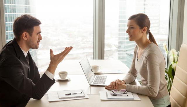 FOTO 3 | 3. Se claro al momento de comunicarte

Con esto se refiere a que no deben usar acrónimos a la hora de referirse a objetos o programas o procesos. “Cualquier cosa que requiera una explicación inhibe la comunicación”. (Foto: Freepik)