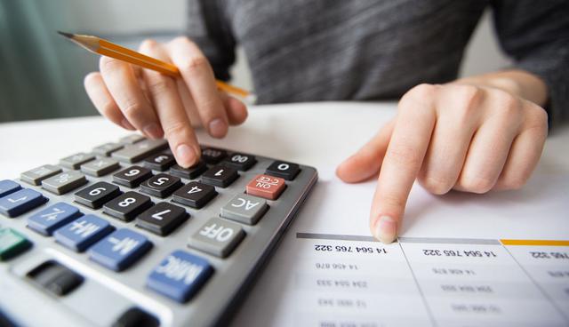 FOTO 5 | 5. Aprende a administrar tu dinero
Tus 20 están llenos de decisiones que tienen un gran impacto. ¿En qué universidad estudiar? ¿Qué carrera elegir? Pero hay una decisión crucial de vida que casi nadie considera: la administración del dinero. La forma en la que administres tu dinero y las decisiones que tomes respecto a tus finanzas afectarán tu vida ahora y en el futuro. (Foto: Freepik)