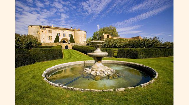 Chateau de Bagnols, Francia. El Chateau parece un castillo sacado de un cuento de hadas, con su puente levadizo y sus torres. Tiene 21 estancias exquisitamente decoradas con obras de arte y antigüedades. Una noche en este hotel de cinco estrellas cuesta u