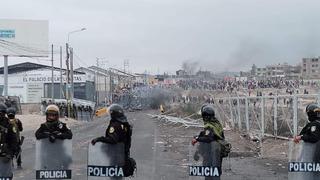 Policías y manifestantes se enfrentan en el puente Añashuayco en Arequipa