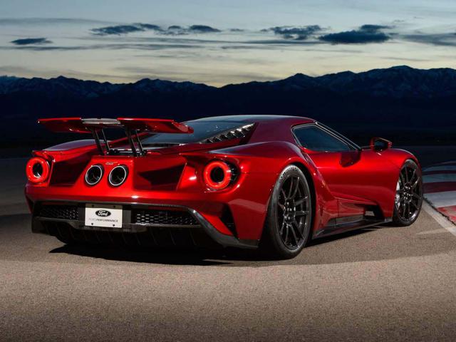 FOTO 10 | 1 Ford GT: Y con ustedes… damas y caballeros… el último súper deportivo estadounidense y el que para nosotros es el más bello del 2017. ¡Pocos vehículos hoy en día son tan agradables a la vista como el Ford GT!