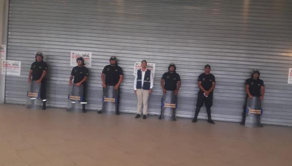 Personal de la Municipalidad de Breña se apostó en las puertas del centro comercial La Rambla para impedir el ingreso de clientes. (ATV+)